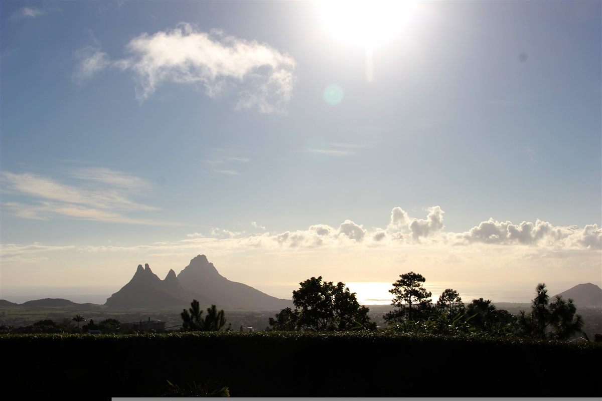 Vue sur les montagnes du centre de l’île Maurice au départ de la côte ouest