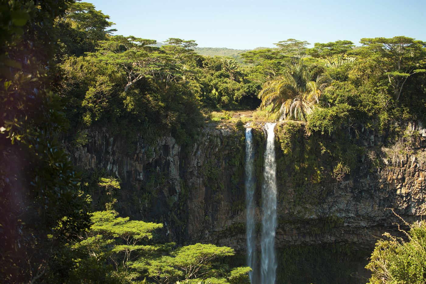 La cascade de Chamarel plongeant dans la gorge boisée, dans le sud-ouest de l&rsquo;île Maurice