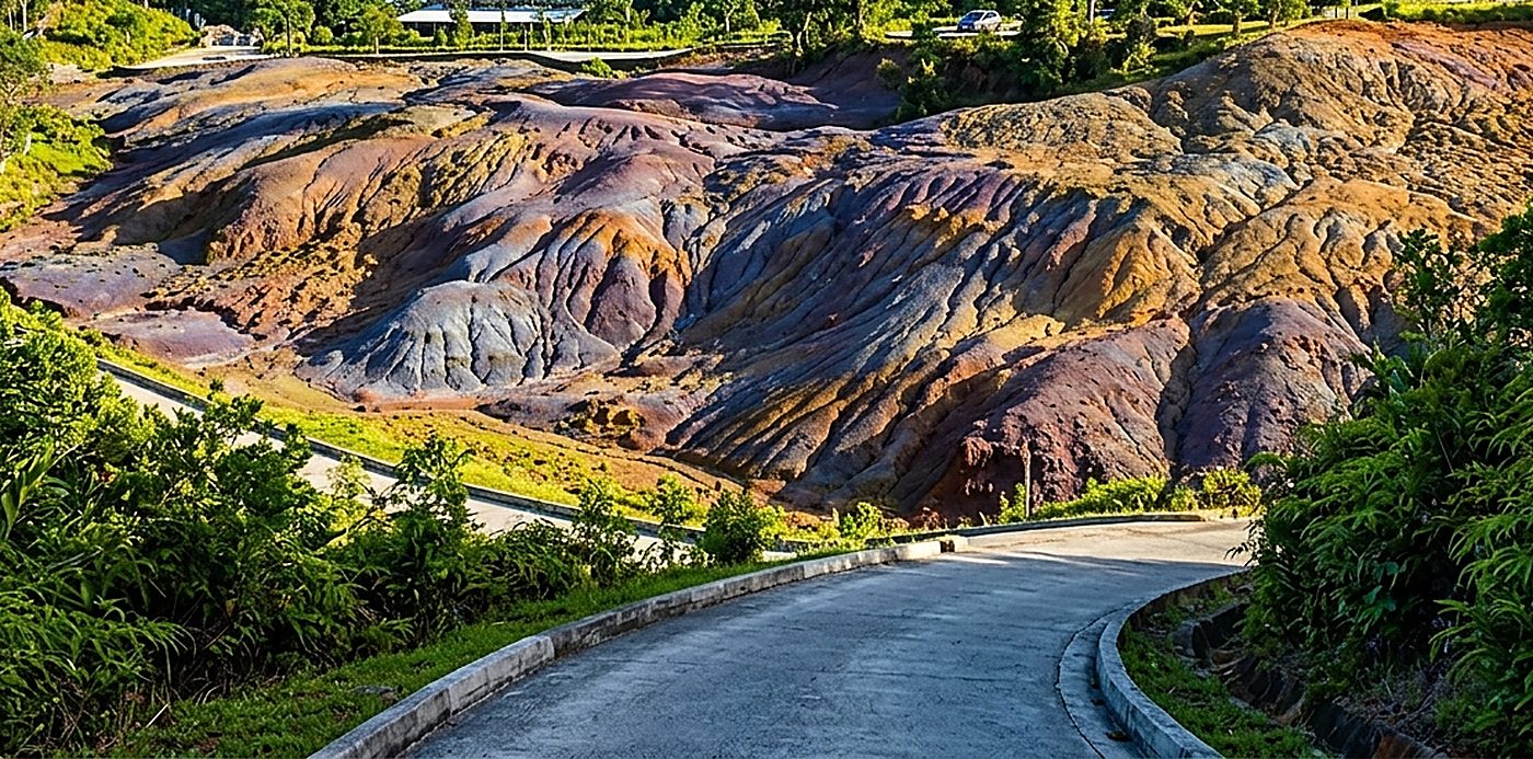 Dunes de terre aux 23 couleurs du parc de Chamouny, dans le sud de l&rsquo;île Maurice