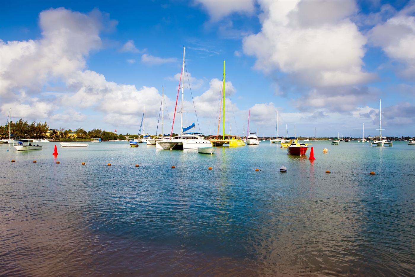 Bateaux au mouillage dans un lagon calme et peu profond, à l’île Maurice