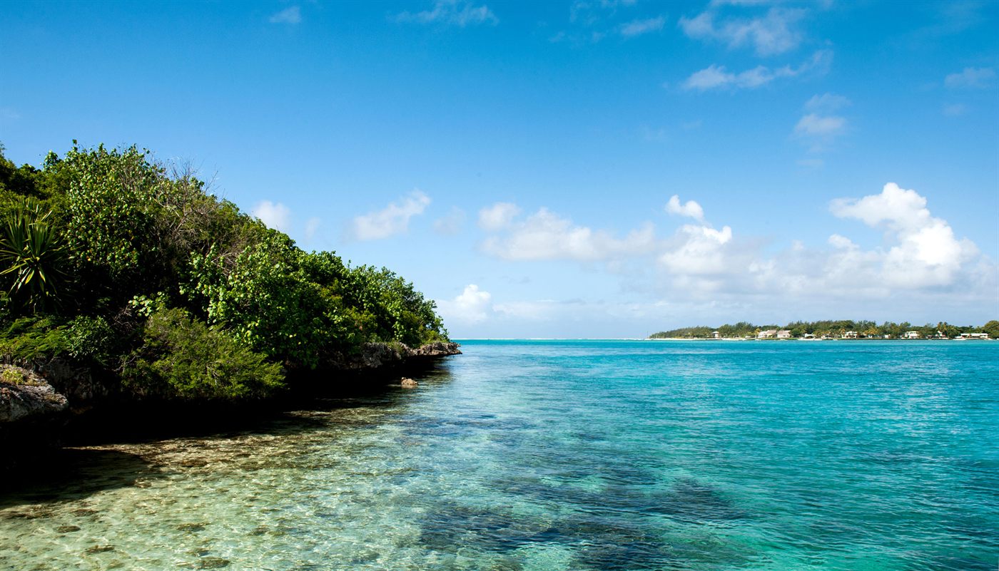Lagon turquoise et littoral boisé de la côte ouest de l&rsquo;île Maurice sous un ciel dégagé