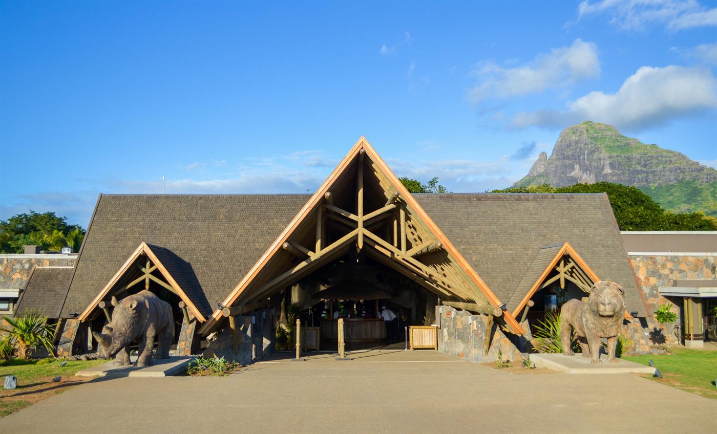 Entrée du parc Casela avec le Morne Brabant en arrière-plan, côte ouest de l’île Maurice
