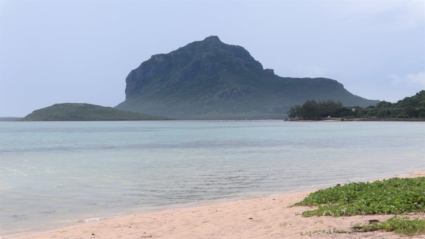 Le Morne Brabant vu depuis une plage de sable de la côte ouest de l’île Maurice