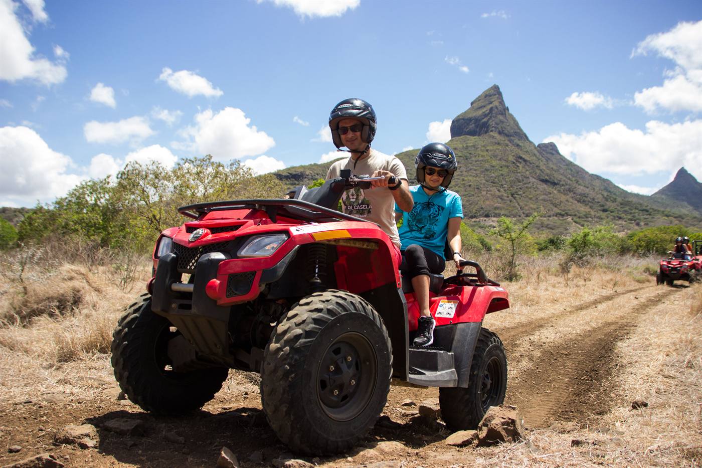 Quad sur une piste du parc Casela, face à la montagne du Rempart, à l’île Maurice