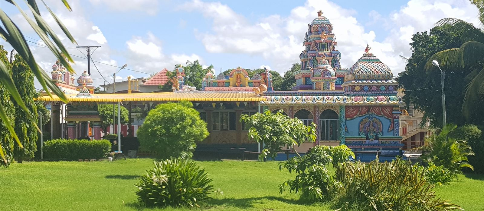 Temple hindou aux couleurs vives à Cap Malheureux, héritage des engagés indiens à l&rsquo;île Maurice