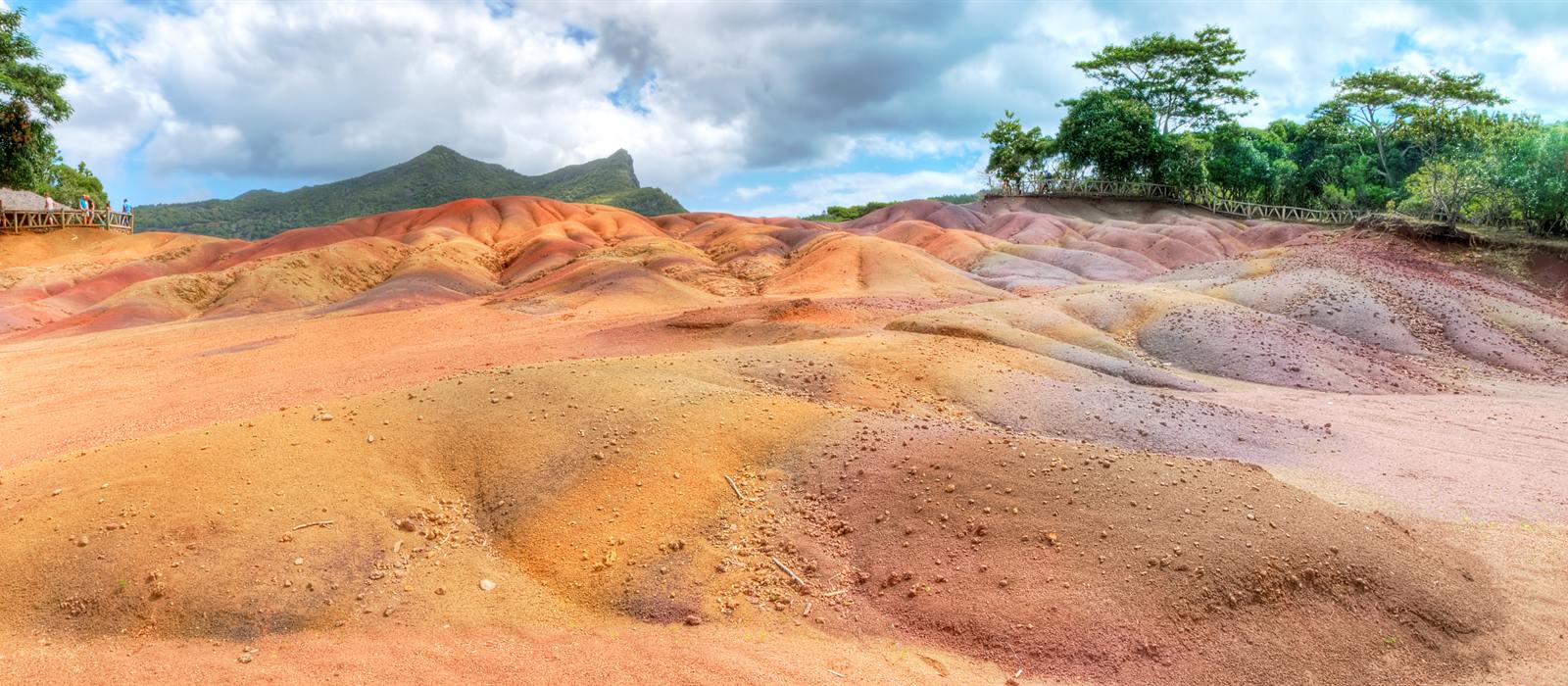 Dunes ocre, rouge et violet de la terre des 7 couleurs de Chamarel, à l’île Maurice
