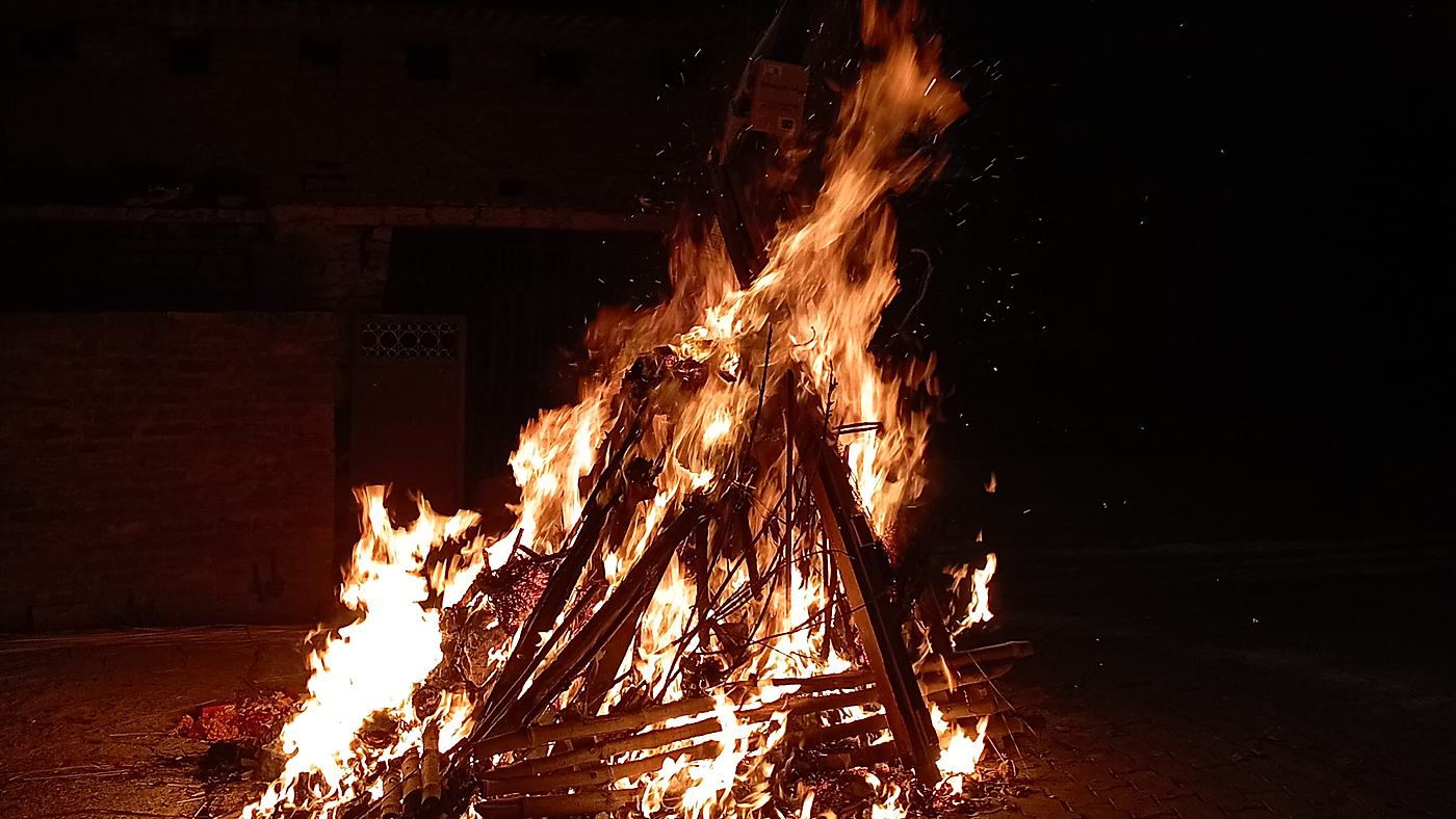 Bûcher de bambous en flammes lors du Holika Dahan, la veille de la journée des couleurs