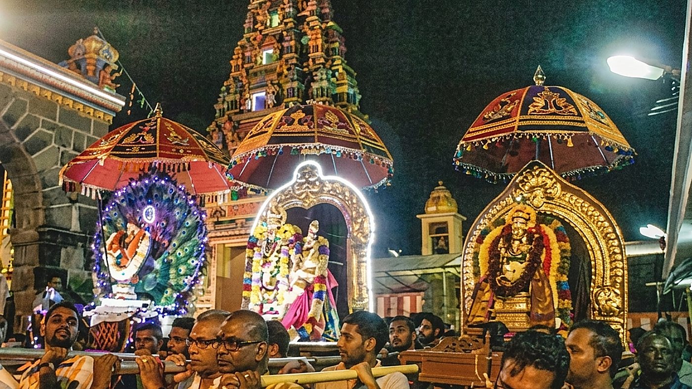 Procession nocturne devant un kovil tamoul, palanquins de Muruga portés sous les ombrelles de cérémonie