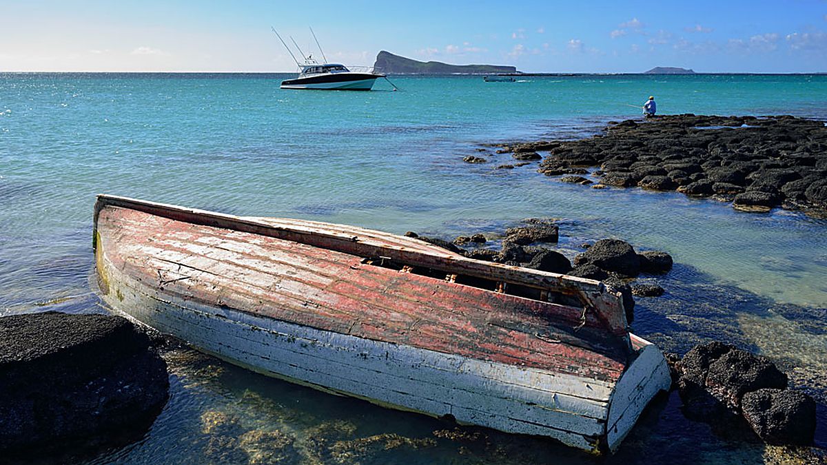 Pirogue de bois retournée sur le platier, face au Coin de Mire, au nord de l&rsquo;île Maurice